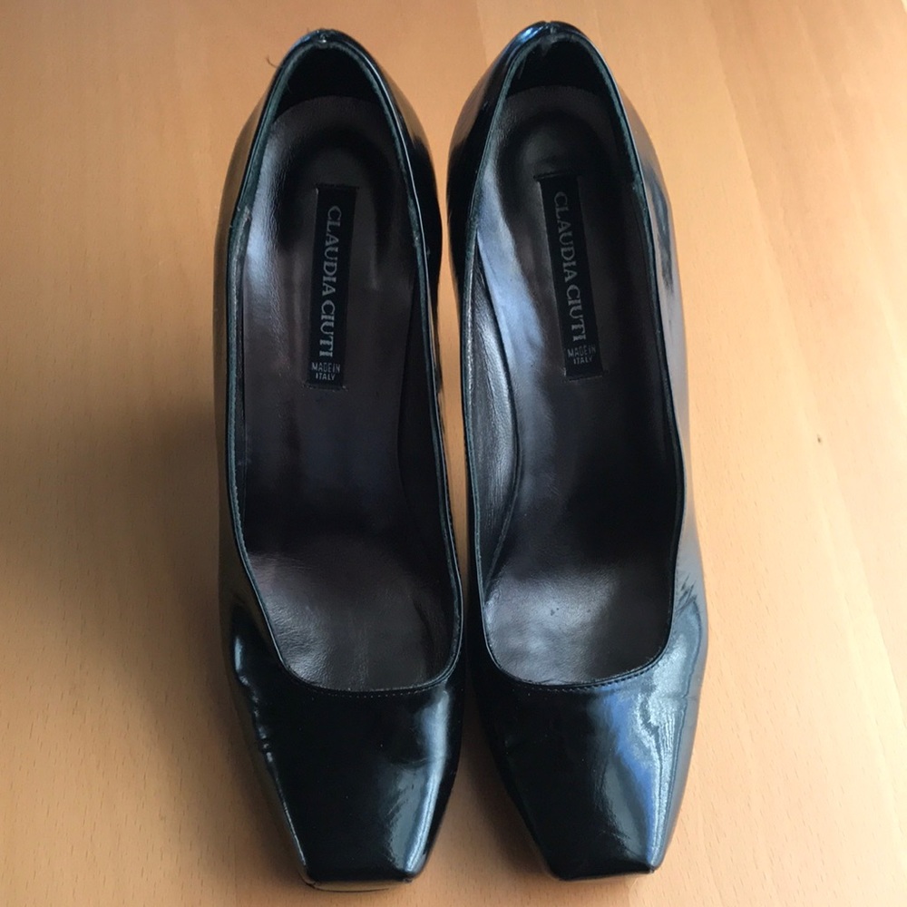 Claudia Ciuti patent leather pump